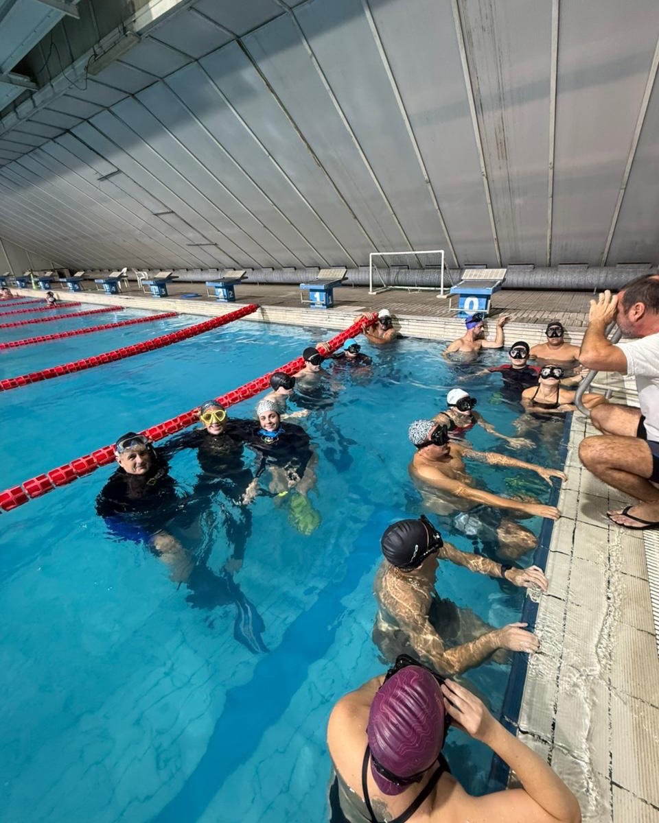 Primera clase en pileta de la futura promoción B1E 1-2026